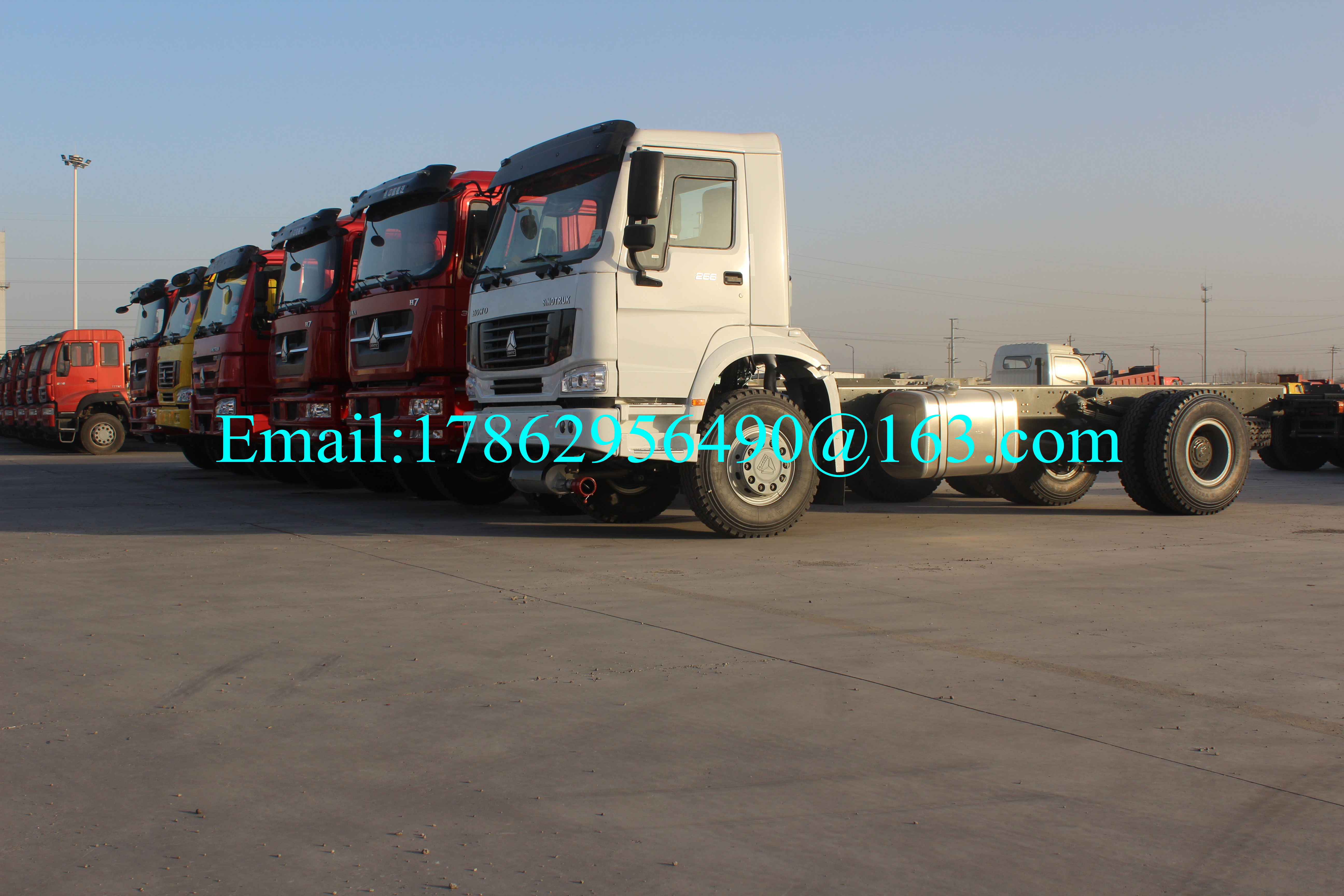 90km/H HOWO 4x2 트랙터-트레일러 트럭 9.726L 엔진 수용량 ZZ4181M3611W
