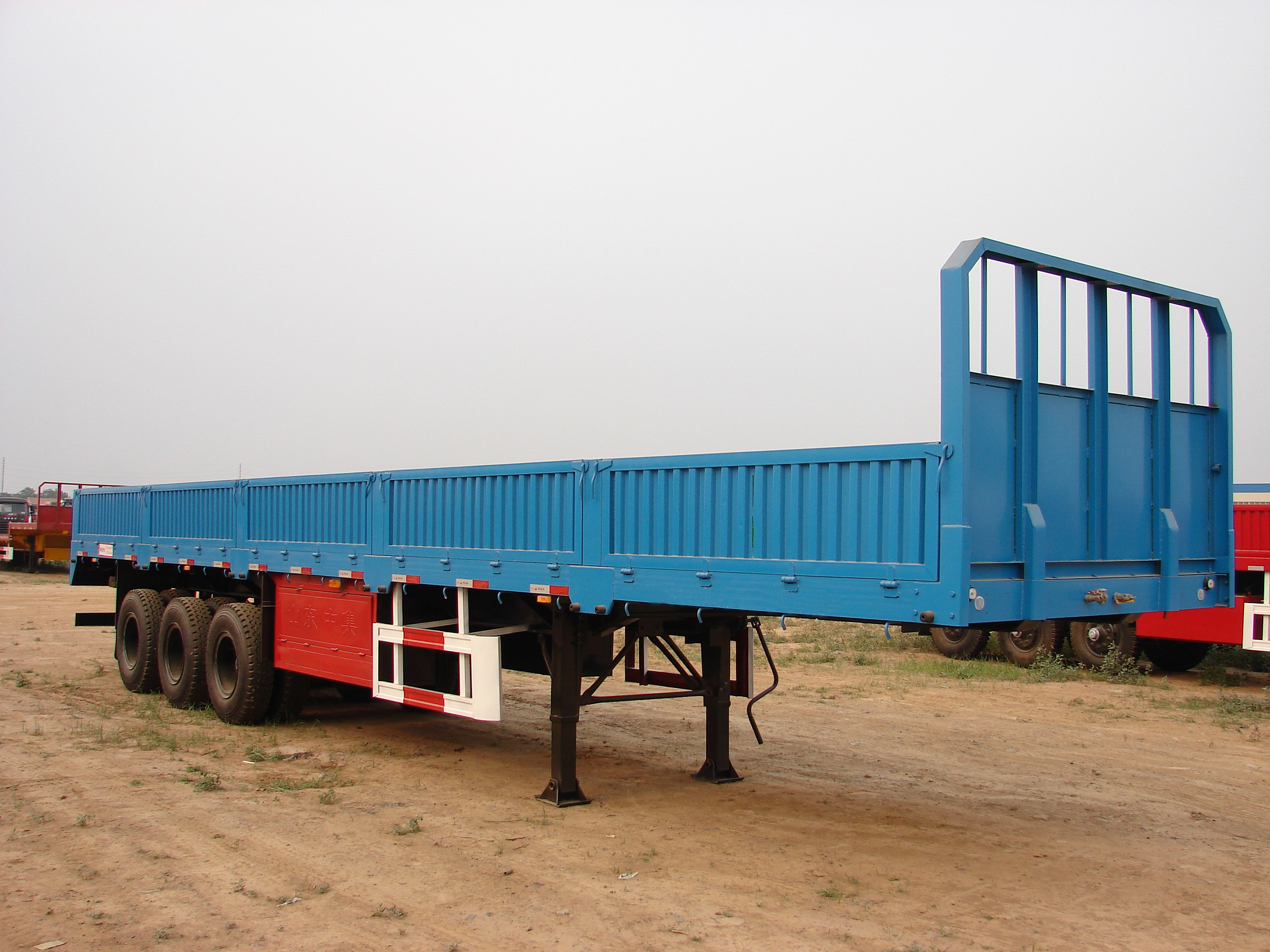 SINOTRUK 40ft Cabuge 40-60 톤을 가진 반 트레일러 화물 트럭 2/3개의 차축