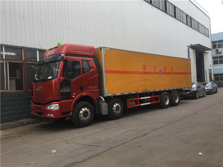 FAW 8x4 잡다한 위험한 상품을 위한 납품 트럭 31 톤 밴