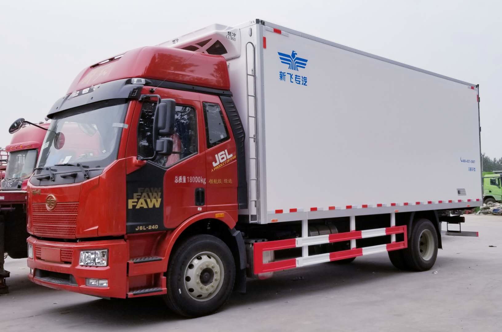 디젤 연료 유형은 트럭 콘테이너 무거운 화물 트럭 4x2 최고 속도 96km/H를 냉장했습니다