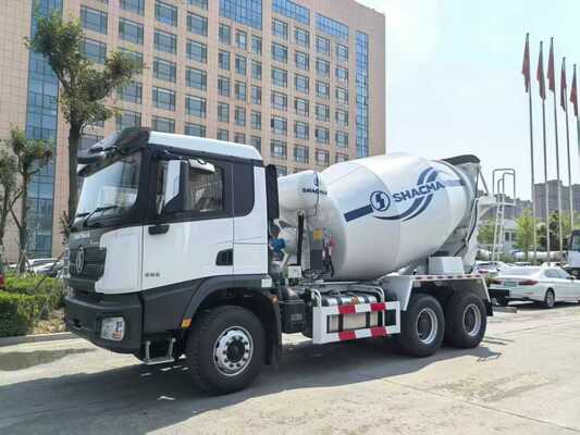 HOWO CNG 콘크리트 믹서 트럭 6-10m3 배기 용량 및 6 × 4 드라이브 모드 CNG 336-371 HP 엔진으로 구동
