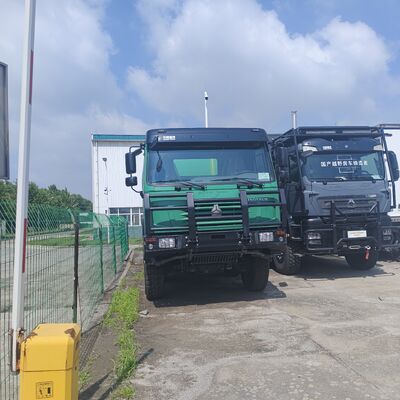 HOWO 6×4 수탱크 트럭, 용량 20,000L, 371HP 엔진 및 탄소 강철 탱크 도로 청소 및 먼지 제거