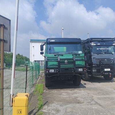 HOWO 6×4 수탱크 트럭, 용량 20,000L, 371HP 엔진 및 탄소 강철 탱크 도로 청소 및 먼지 제거