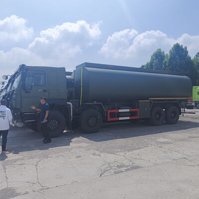 HOWO 8×8 45,000L 연료 탱크 트럭, 371HP 엔진과 8×8 사륜 구동
