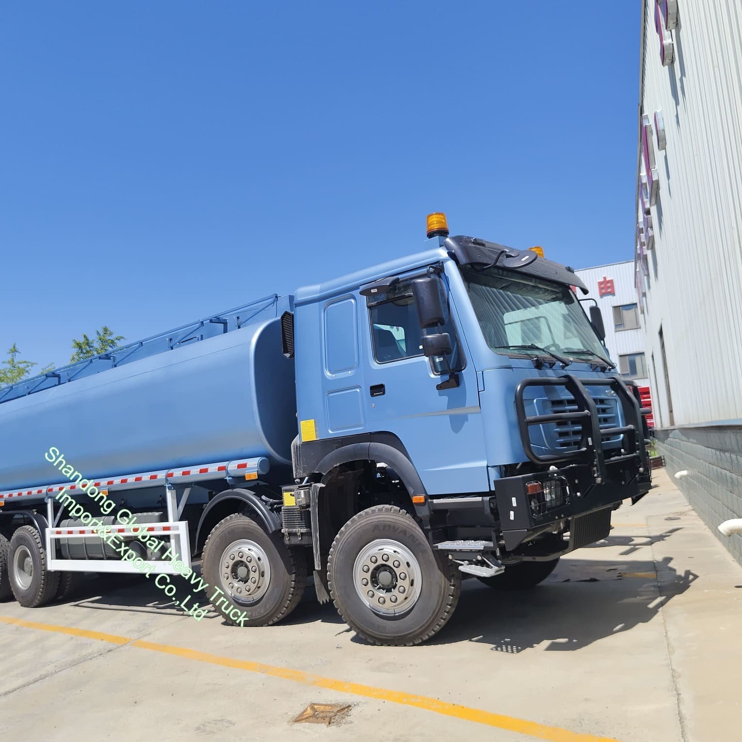 고급 Sinotruk 8*4 12 휠 LHD RHD 디젤 연료 가스 오일 배달 중고 탱크 유조차