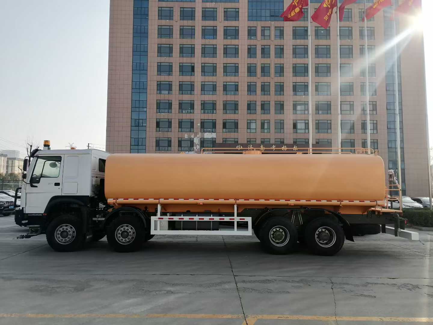 Sinotruk 8×4 35000리터 고압 분무 시스템이 장착된 먼지 제거용 물탱크 트럭