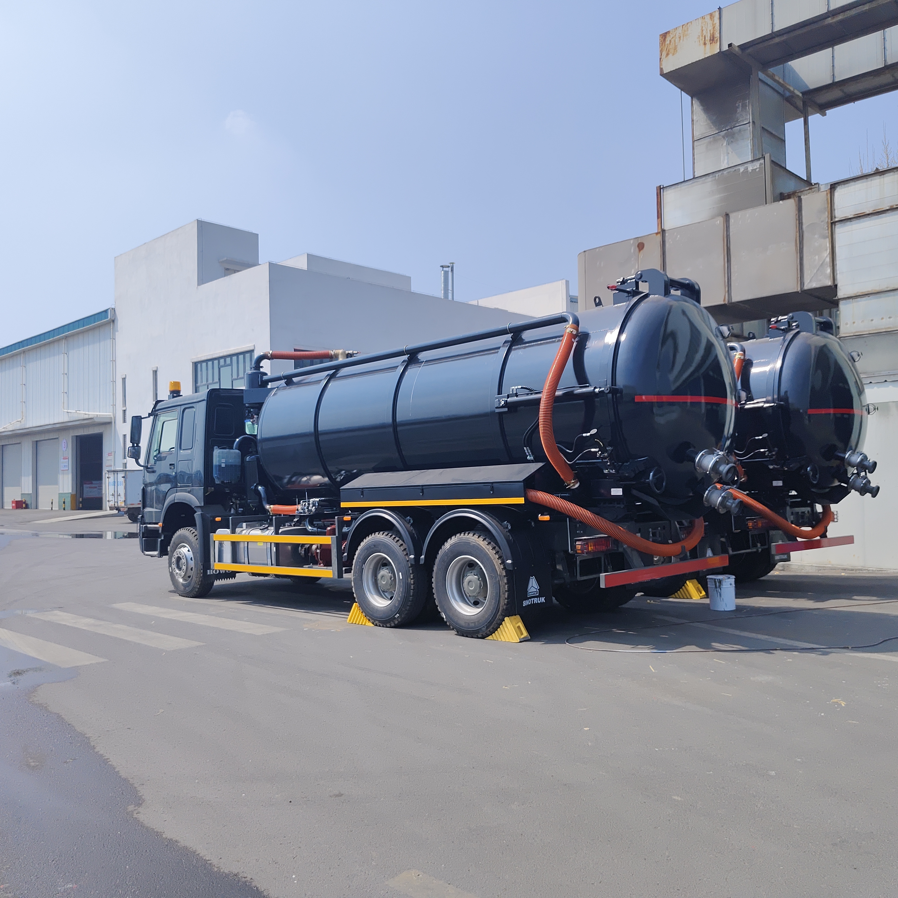 HOWO 15CBM 하수청소용 트럭 6×4 드라이브 타입 및 266HP 엔진 전력