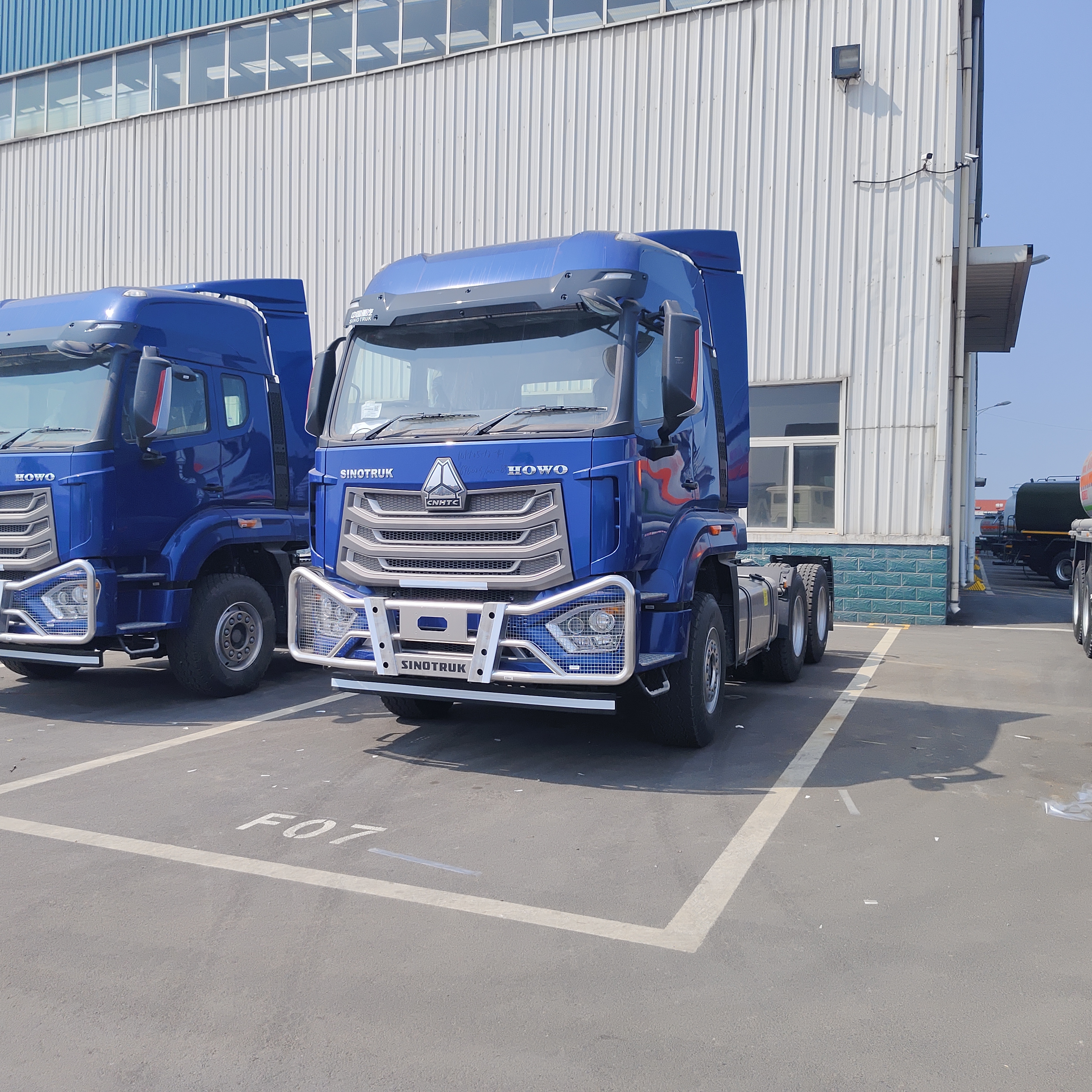 HOWO NX 6x4 트랙터 트럭 380HP-460HP 엔진으로 무거운 짐 운송 및 장거리 물류