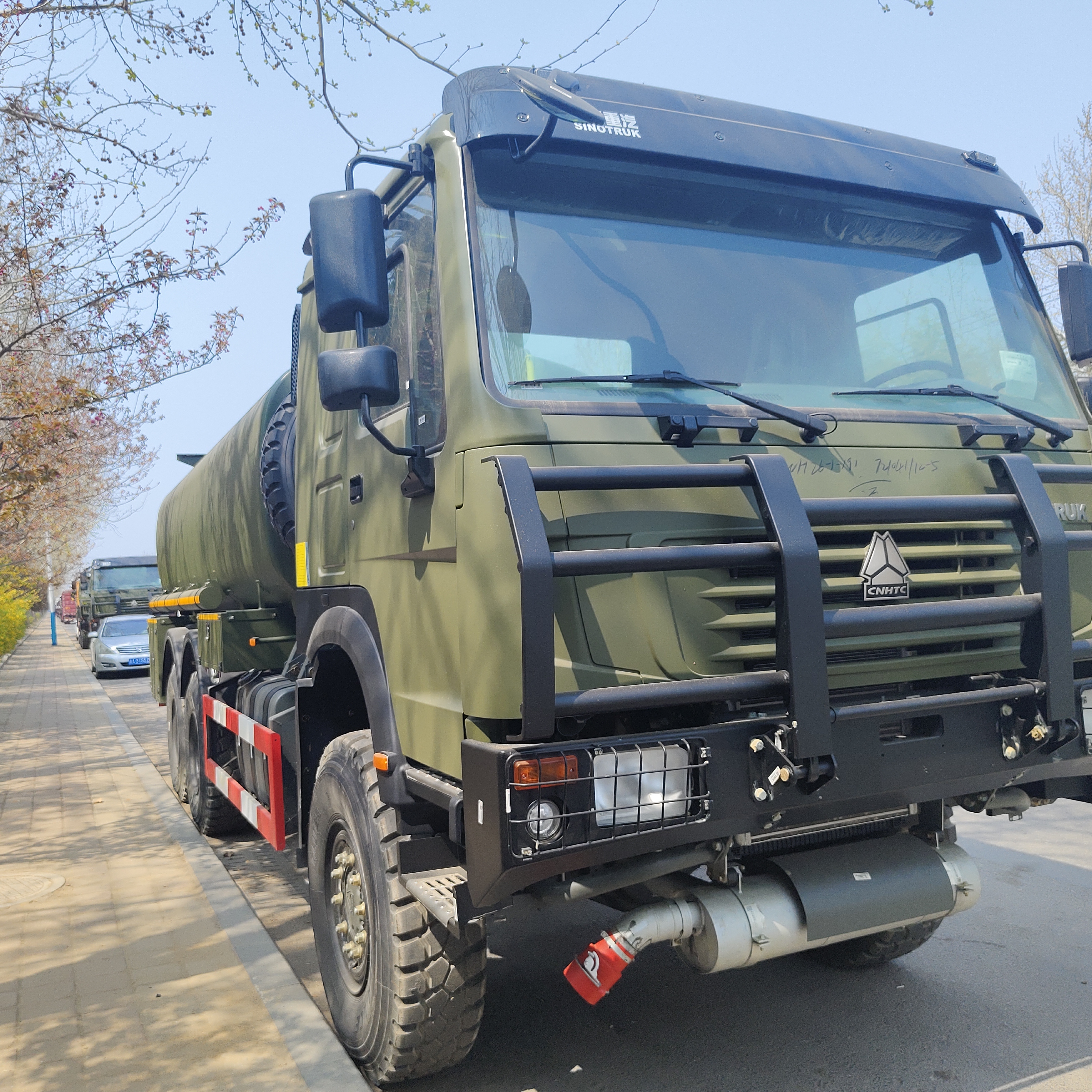 오프로드 연료 운송을 위한 6x6 전륜 구동, 15,000L - 25,000L 용량 및 SINOTRUK 디젤 엔진을 갖춘 HOWO 6x6 연료 탱크 트럭