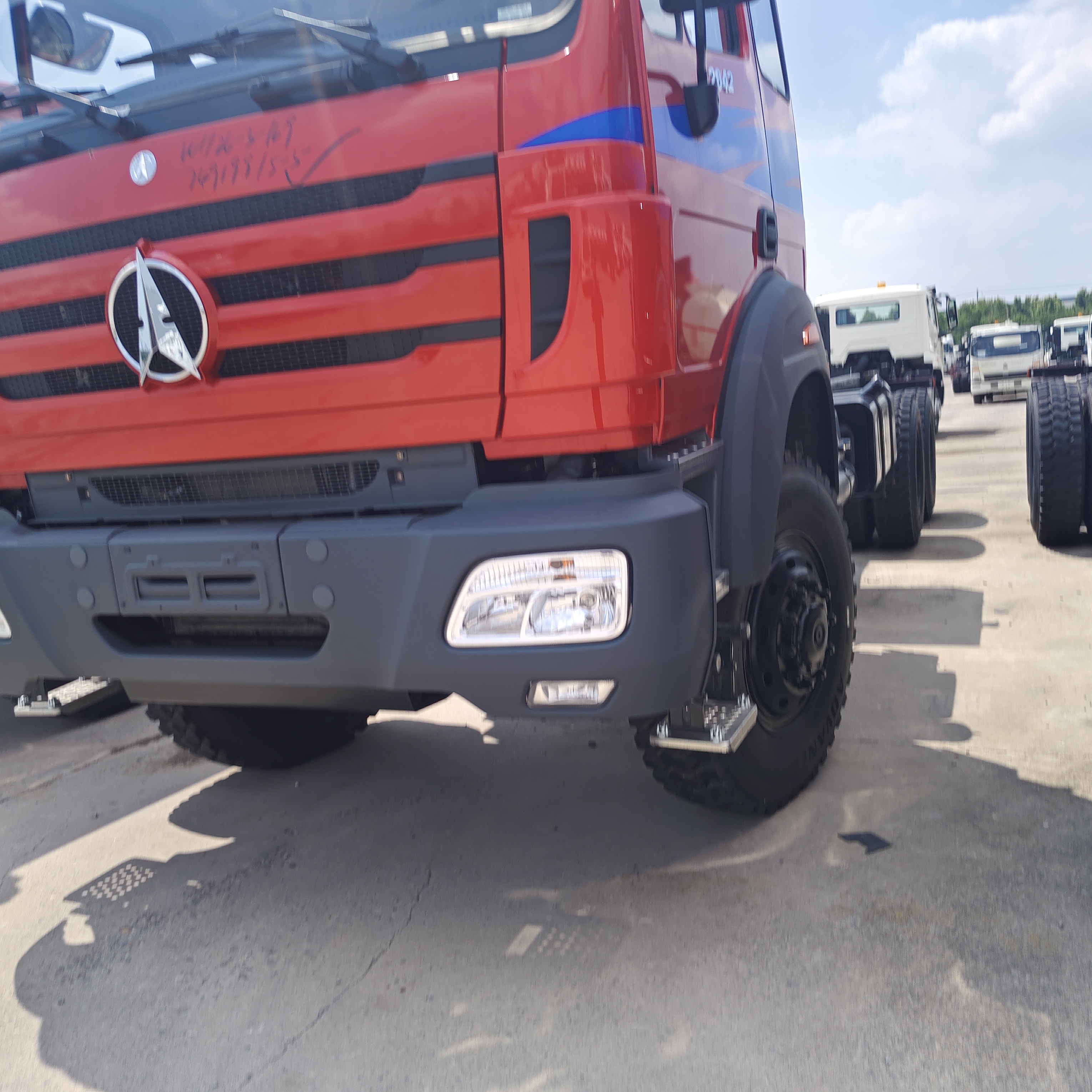 BEIBEN 2642 6x4 중량 트랙터 트럭 420HP WEICHAI 엔진과 메르세데스-벤츠 기술 차체