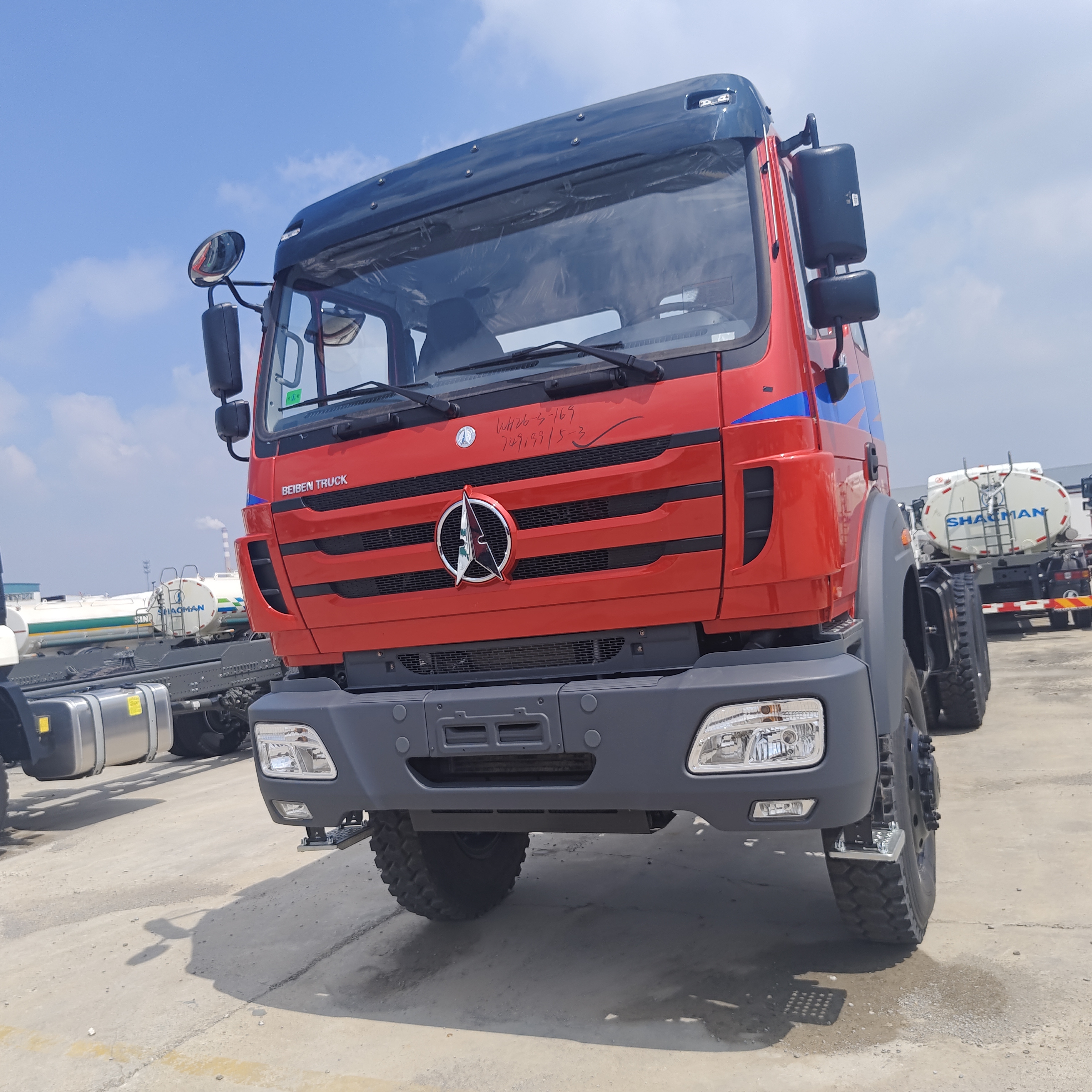 BEIBEN 2638 6x4 중량 트랙터 트럭 380HP WEICHAI 엔진과 메르세데스-벤츠 기술 차시