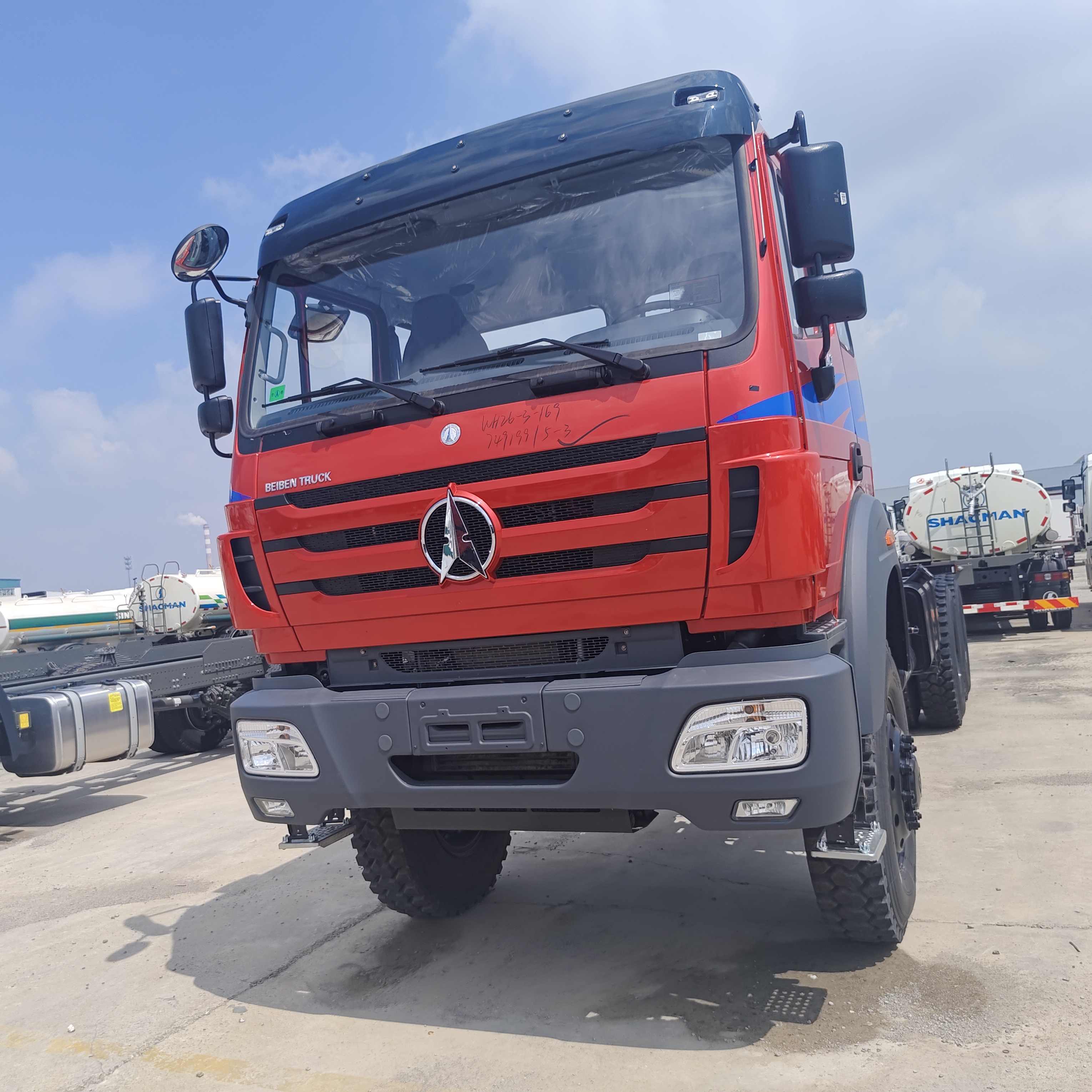 BEIBEN 2648 6x4 중량 트랙터 트럭 480HP WEICHAI 엔진과 메르세데스-벤츠 기술 차체