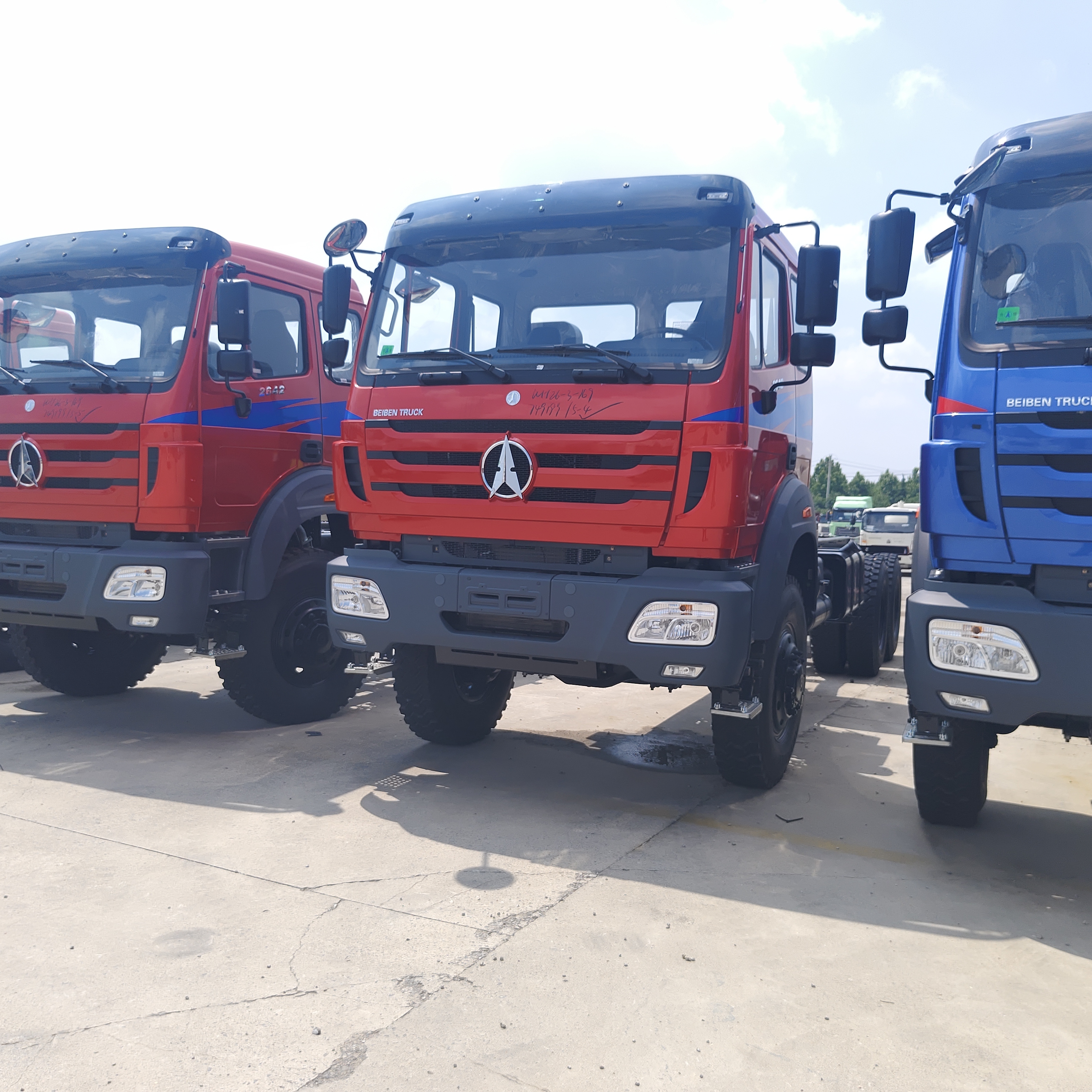 BEIBEN 2642 6x4 중량 트랙터 트럭 420HP WEICHAI 엔진과 메르세데스-벤츠 기술 차체