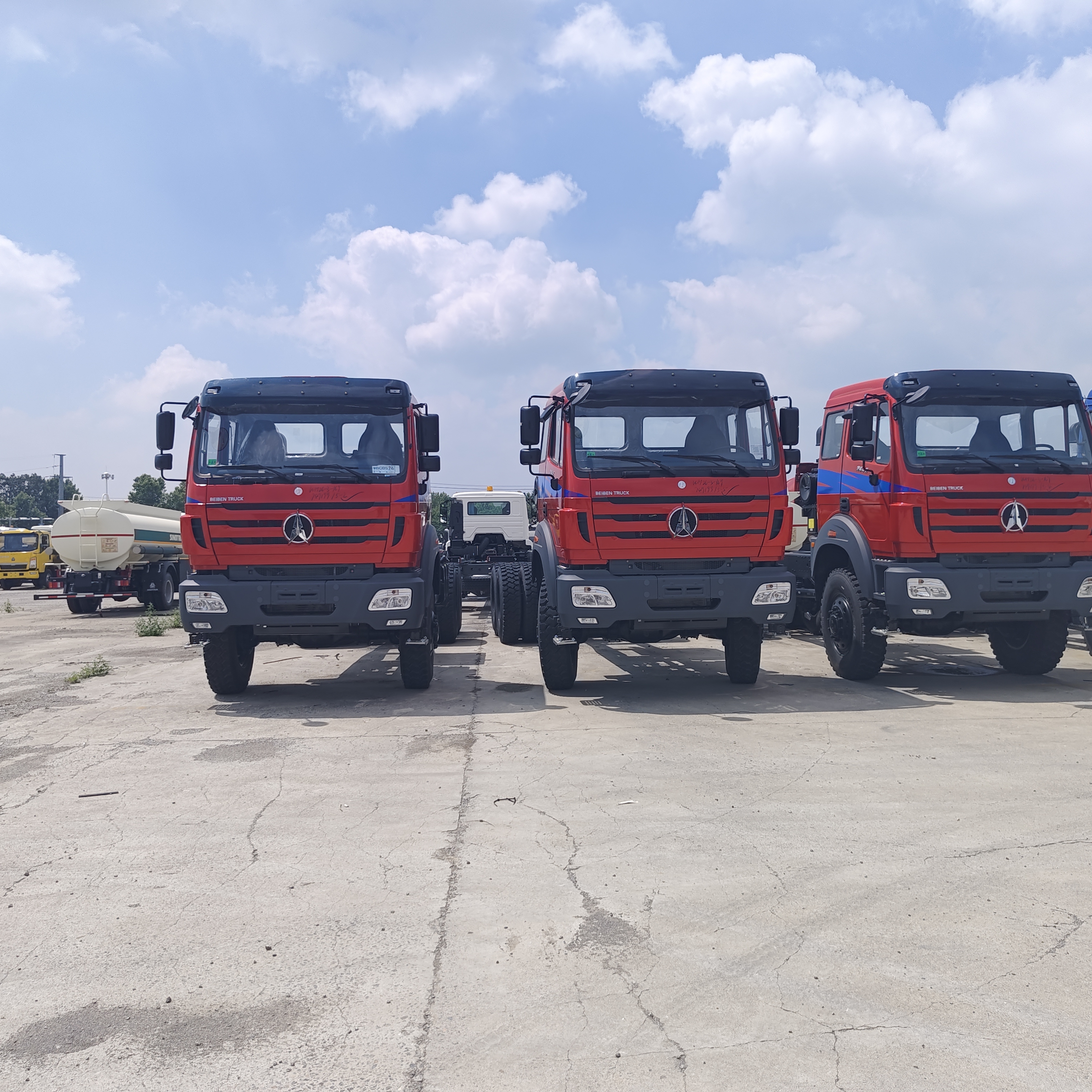 BEIBEN 2642 8×4 420HP WEICHAI 엔진과 채광 및 채석용 탑재량 35-45톤을 갖춘 대형 광산 덤프 트럭
