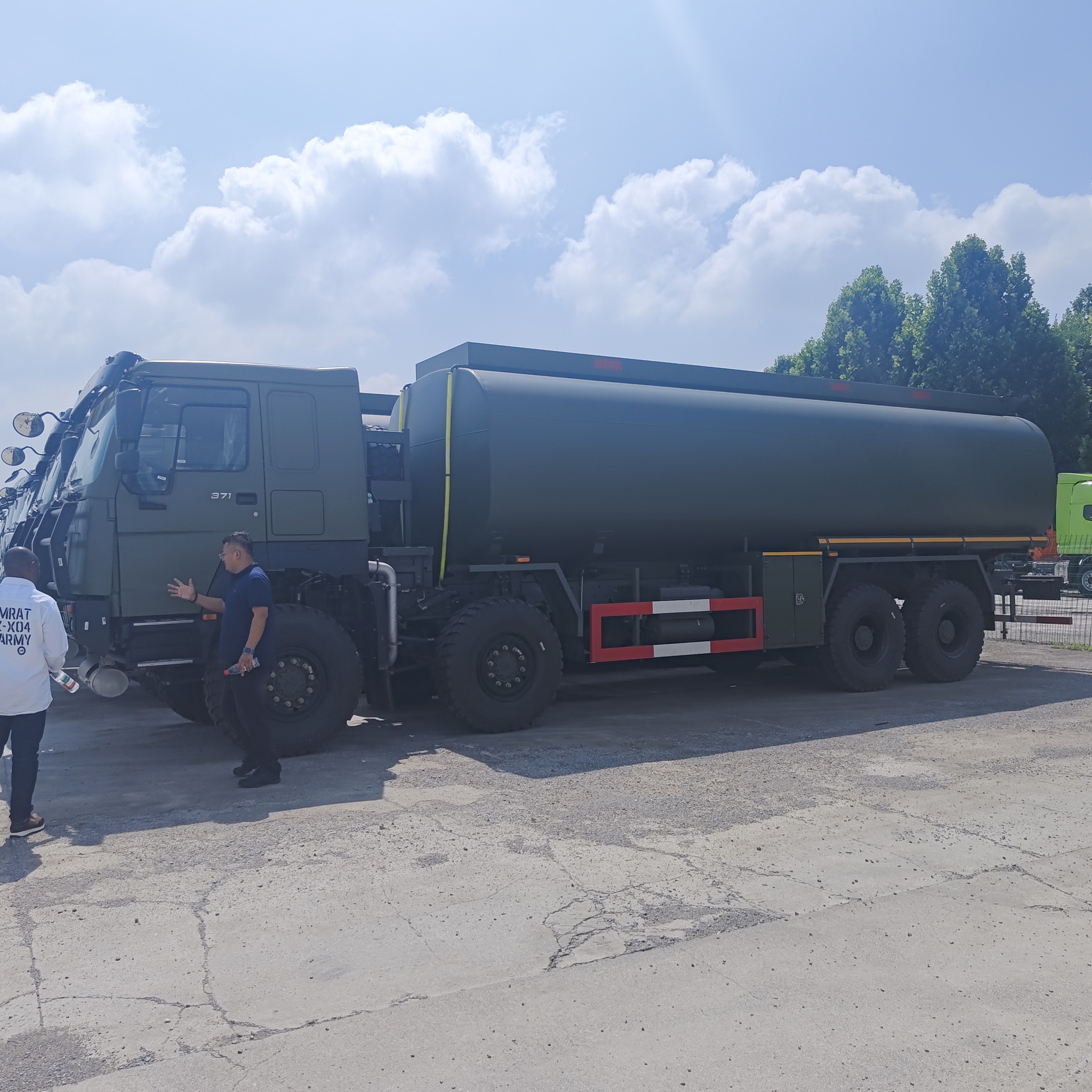 HOWO 8×8 45,000L 연료 탱크 트럭, 371HP 엔진과 8×8 사륜 구동