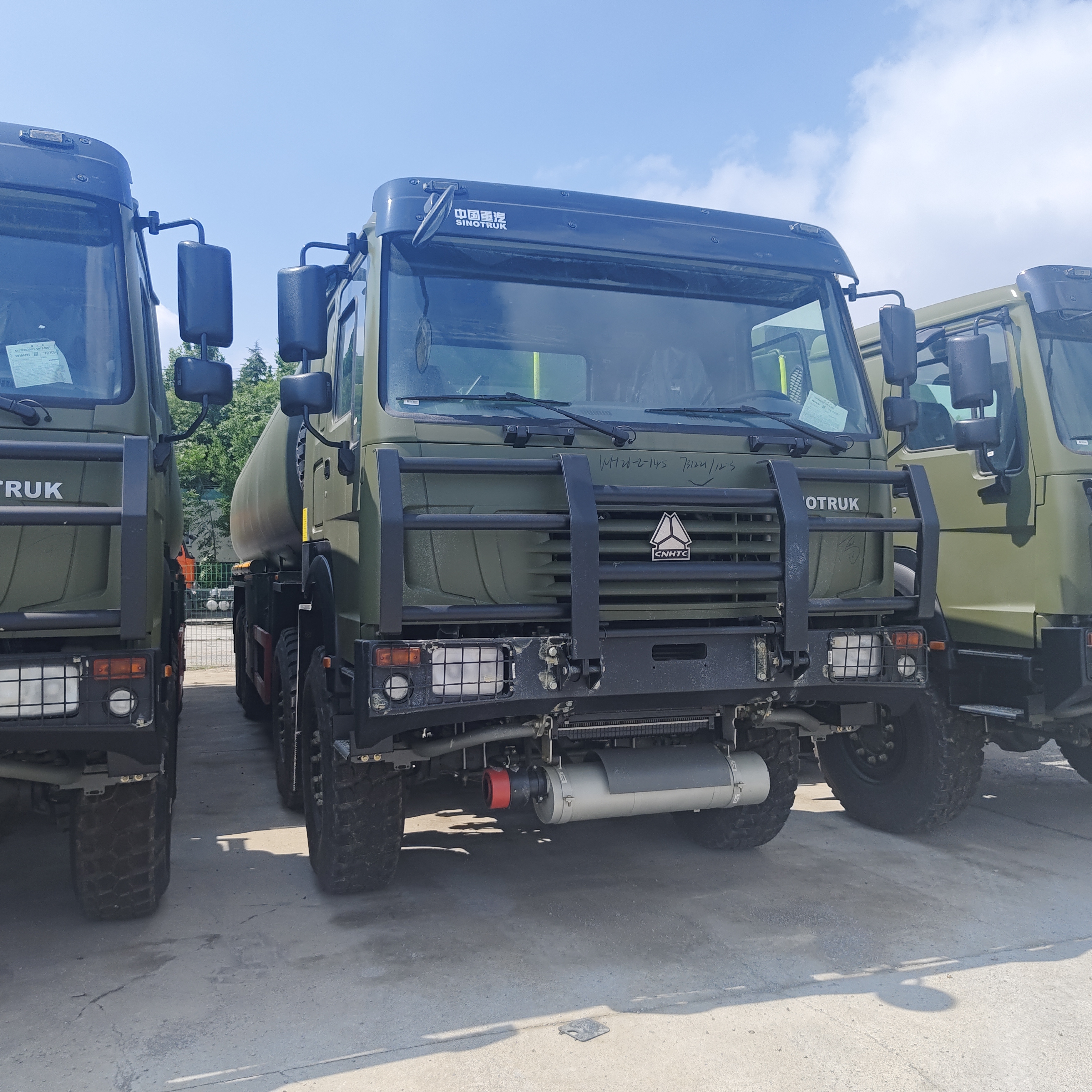 HOWO 8×8 40,000L 연료 탱크 트럭, 371HP 엔진과 8×8 사륜 구동