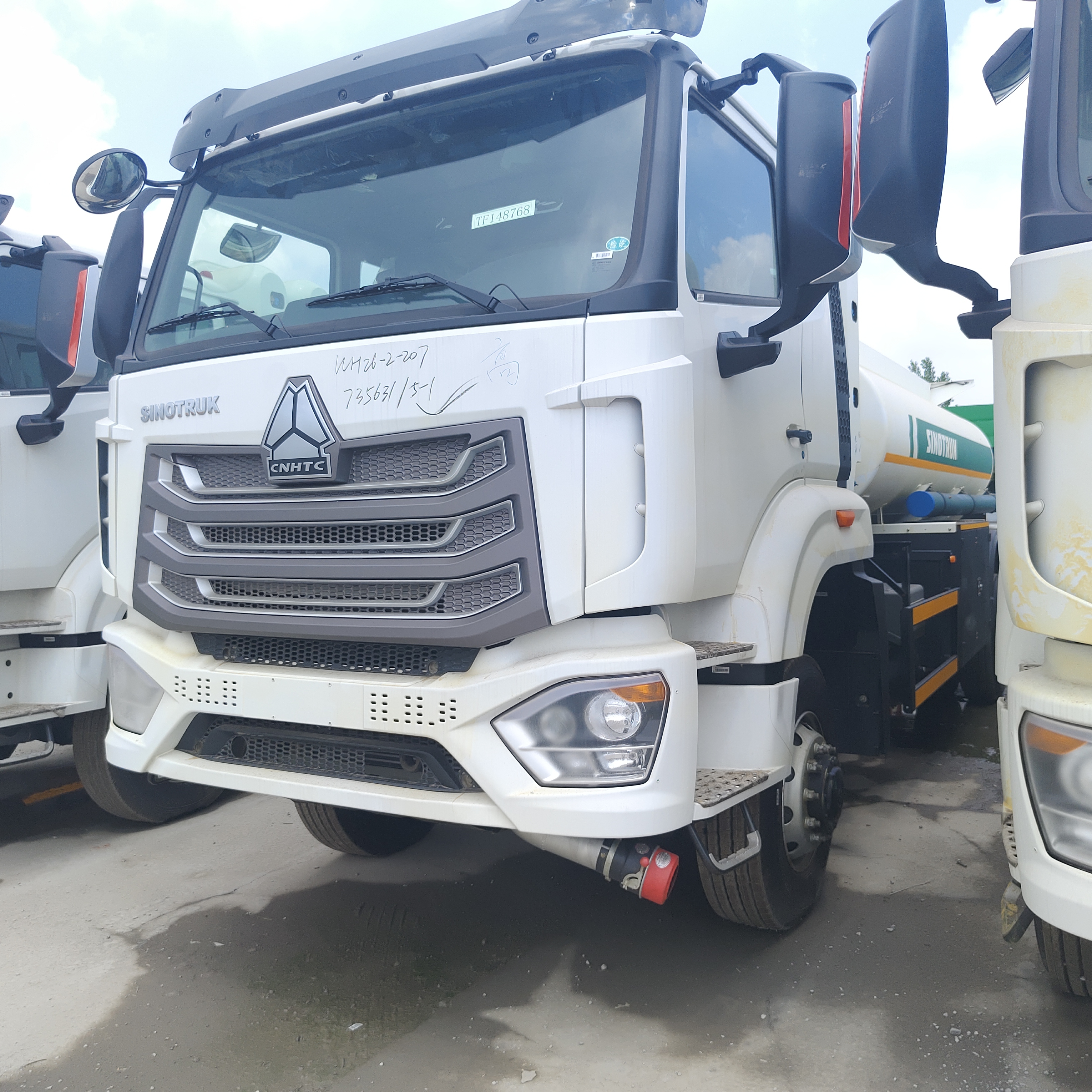 HOWO NX 6×4 CNG 연료 탱크 트럭 400HP 엔진과 디젤 및 휘발유 운송용 30,000L 용량