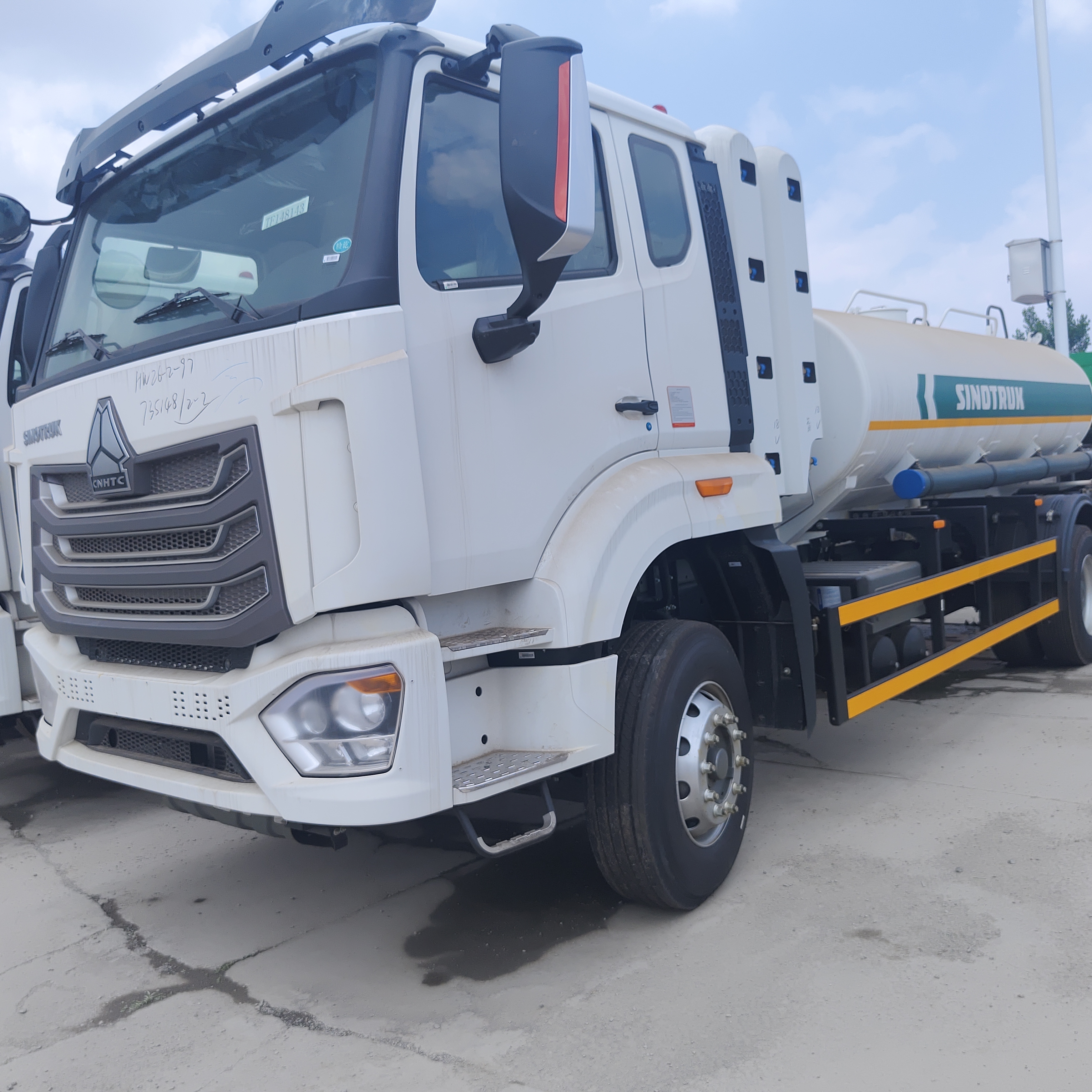 HOWO NX 6×4 CNG 연료 탱크 트럭 400HP 엔진과 디젤 및 휘발유 운송에 20T의 유료 화물
