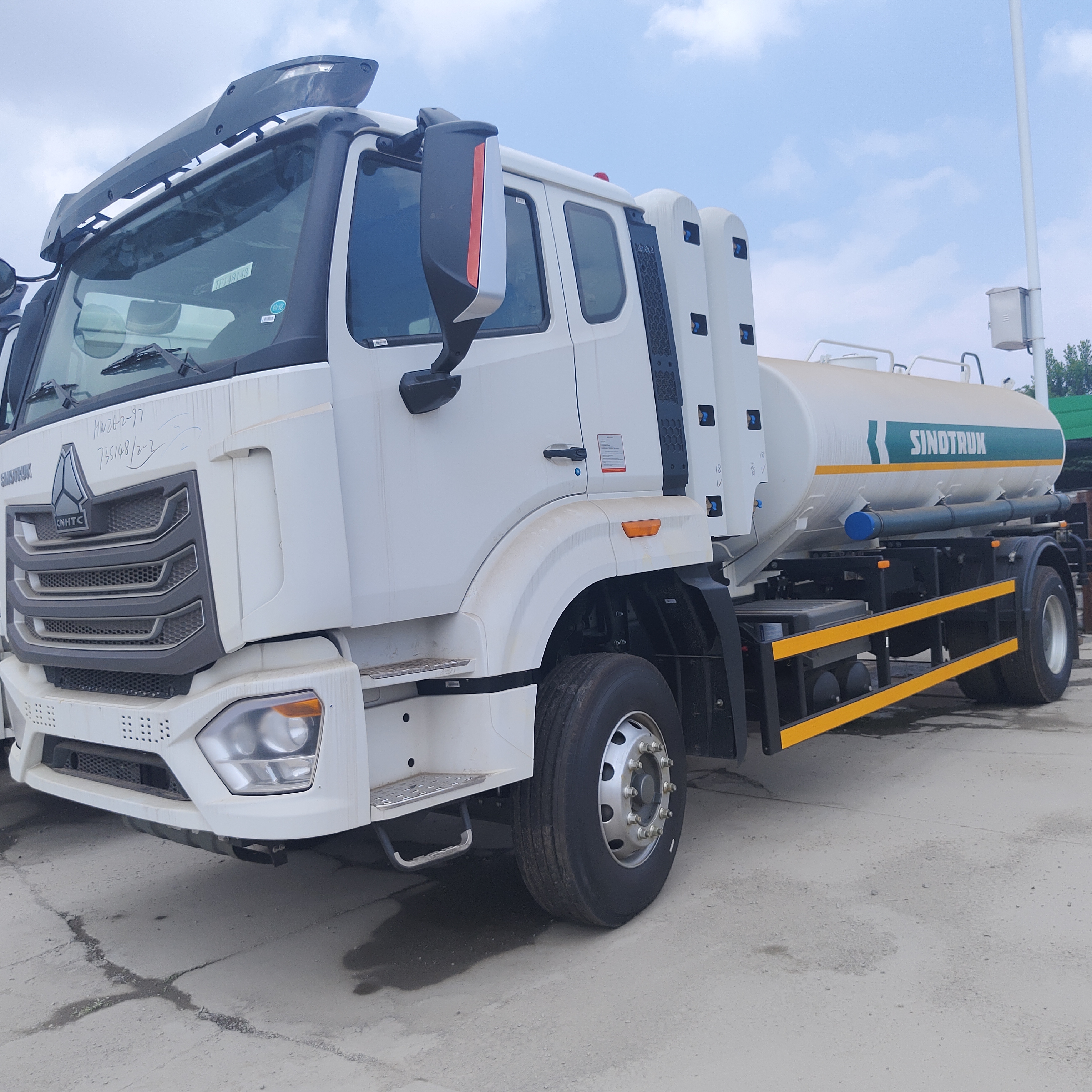 400HP 엔진과 연료 분배용 25,000L 용량을 갖춘 HOWO NX 6×4 CNG 연료 탱크 트럭