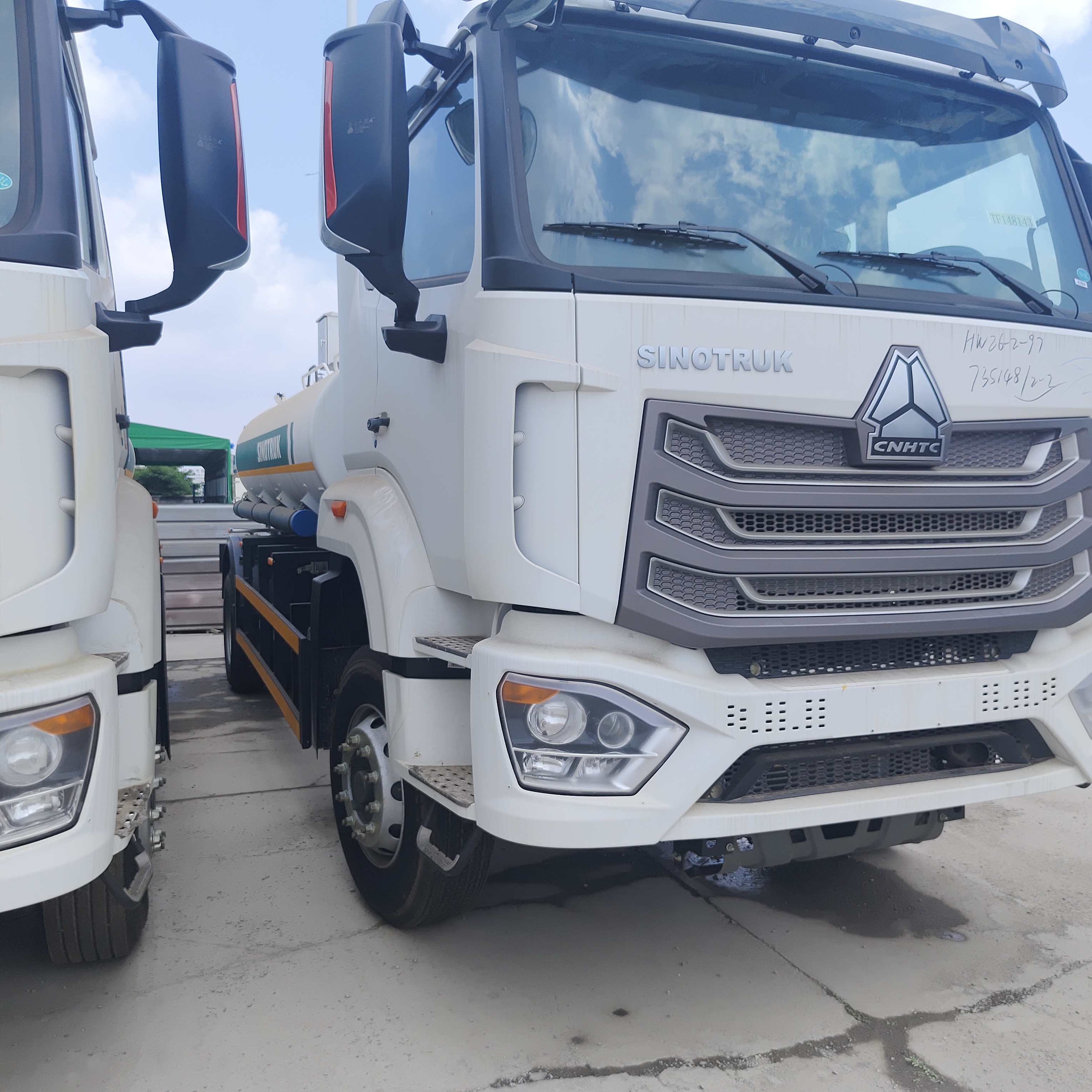 HOWO NX 6×4 CNG 연료 탱크 트럭 400HP 엔진과 디젤 및 휘발유 운송에 20T의 유료 화물