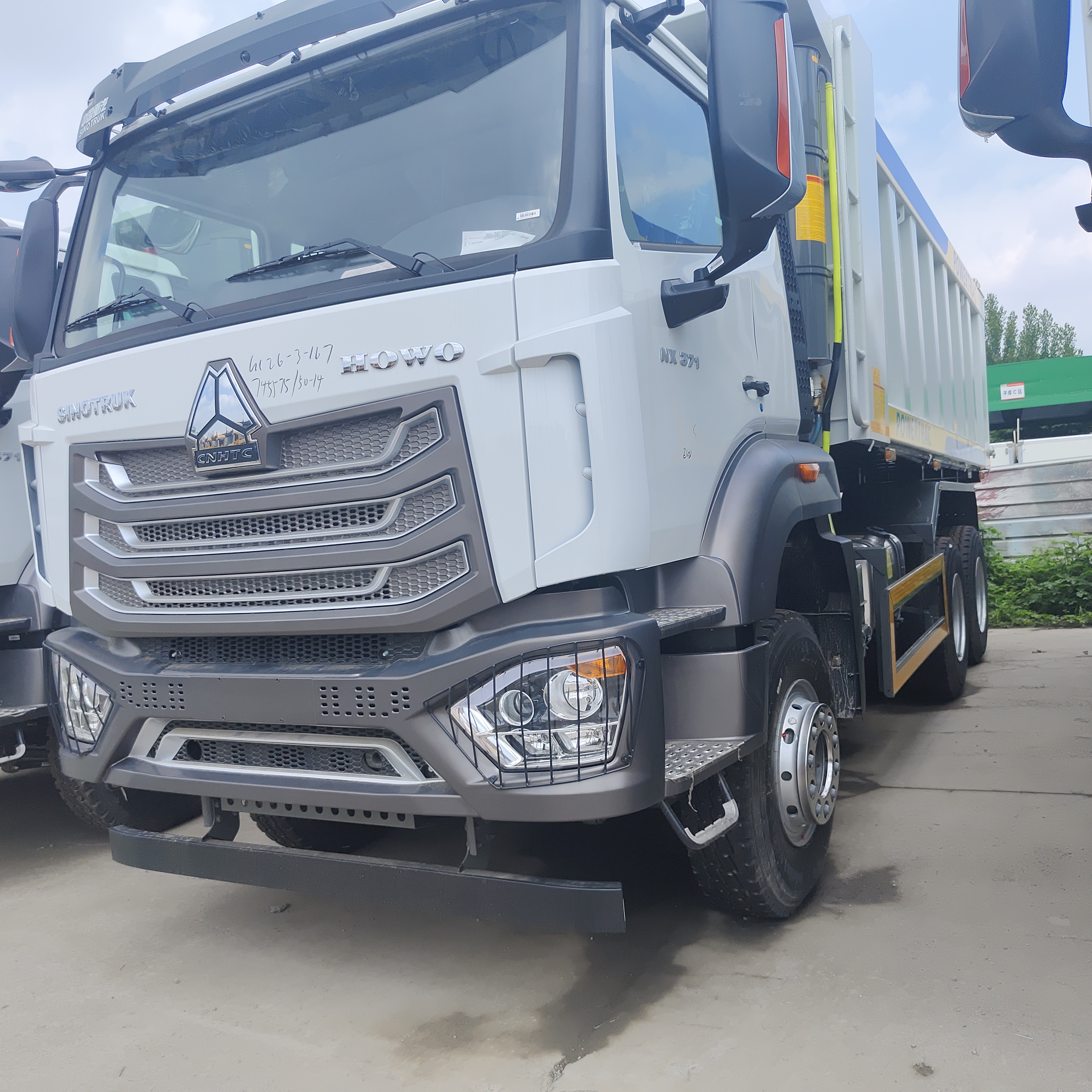 HOWO NX 6×4 광산 덤프 트럭 400HP 엔진과 U 모양 덤프 체구로 무거운 짐 운송