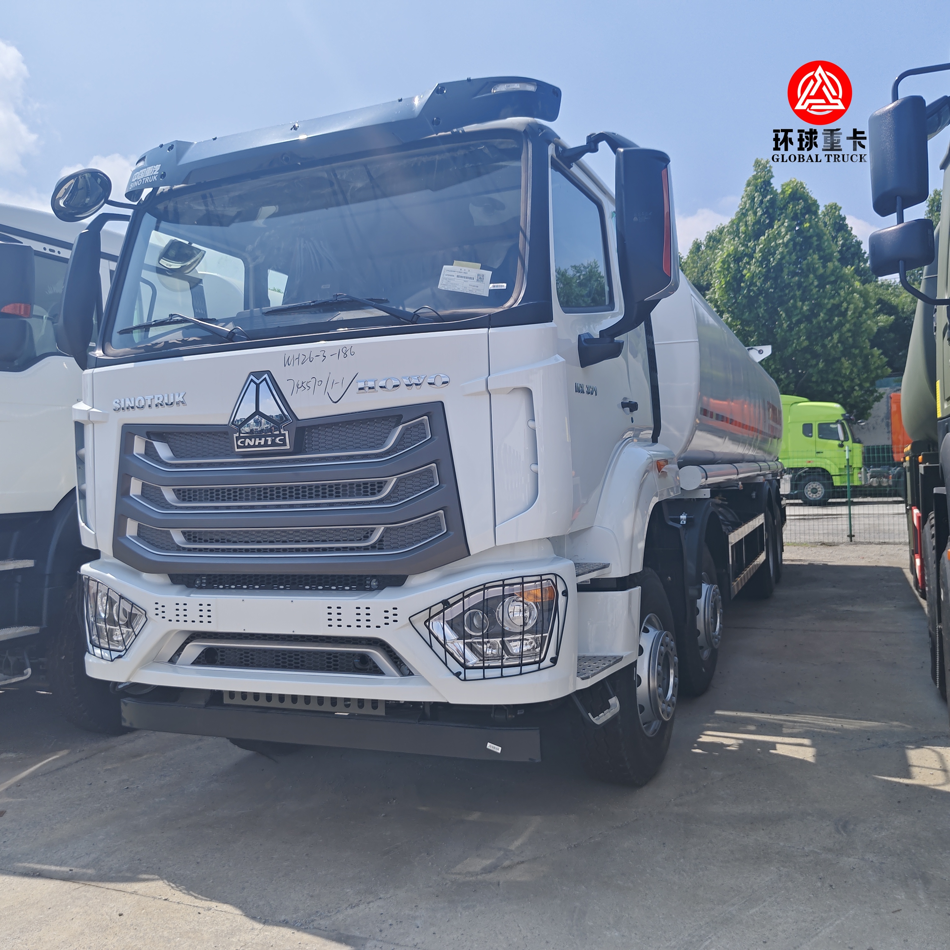 HOWO NX 8x4 30000L 연료 탱크 트럭 모잠비크 시장용 중량 디젤 보우저 트럭