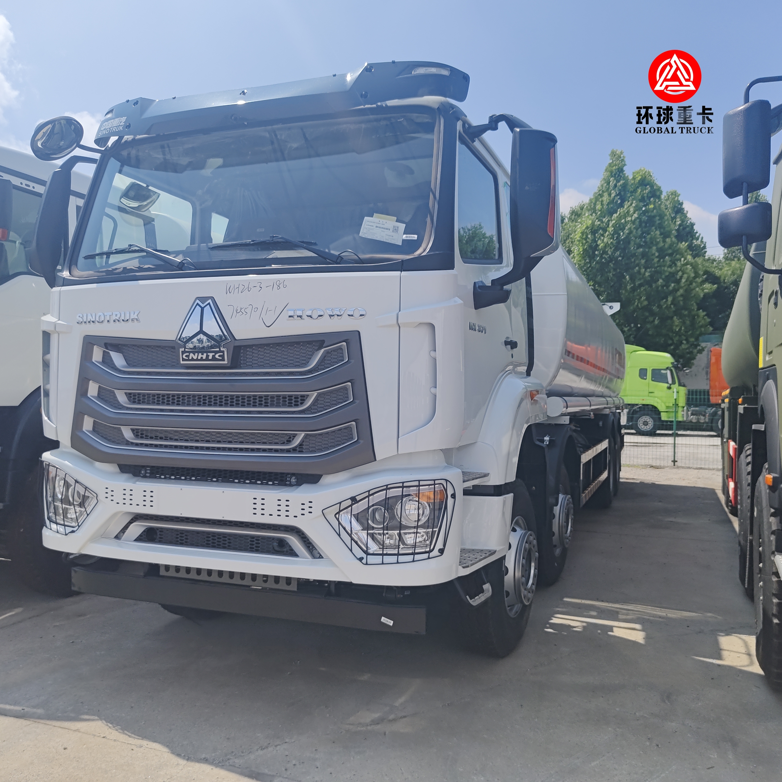 HOWO NX 8x4 30000L 연료 탱크 트럭