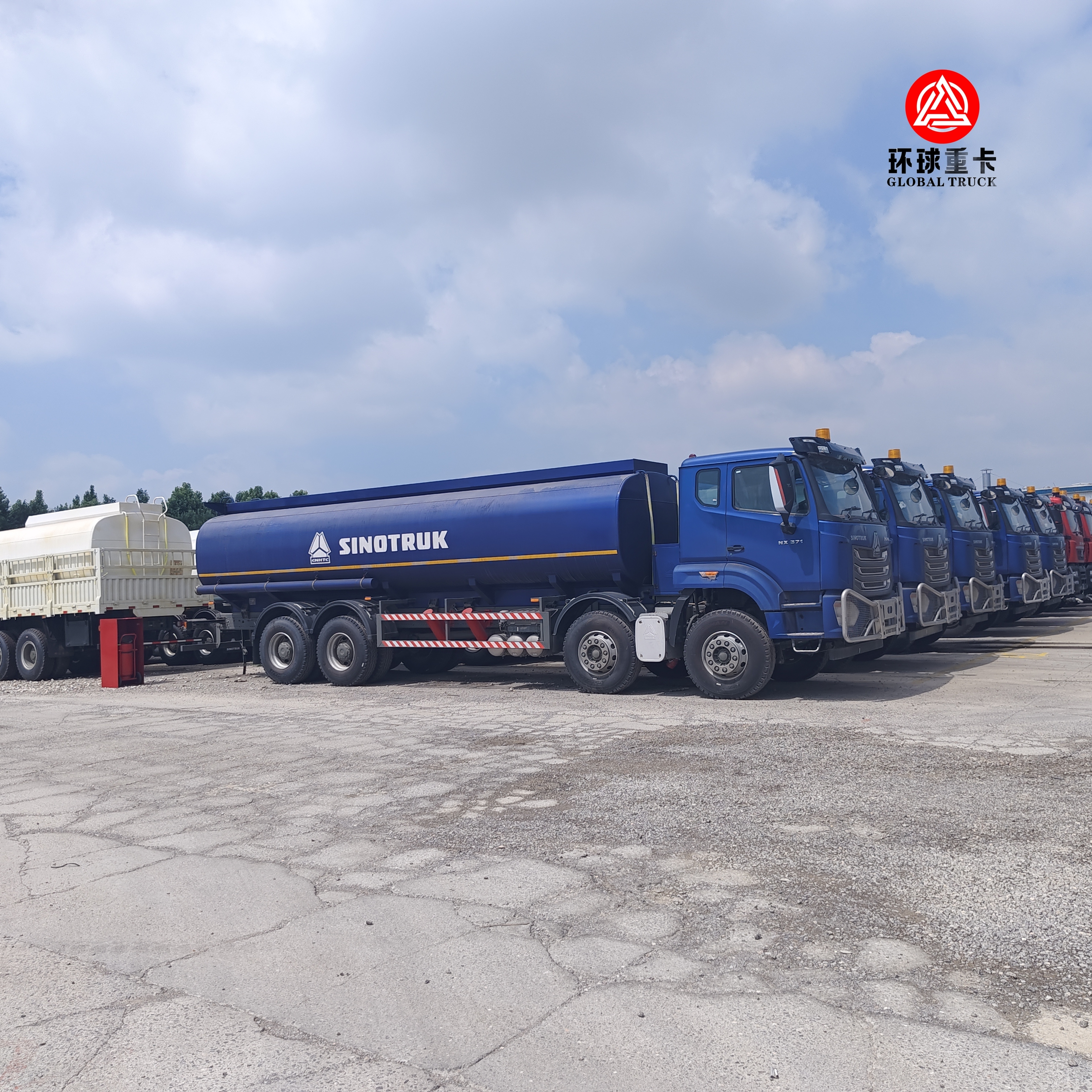 탄자니아 시장용 HOWO NX 8x4 30000L 연료 탱크 트럭 중장비 디젤 보우저 트럭