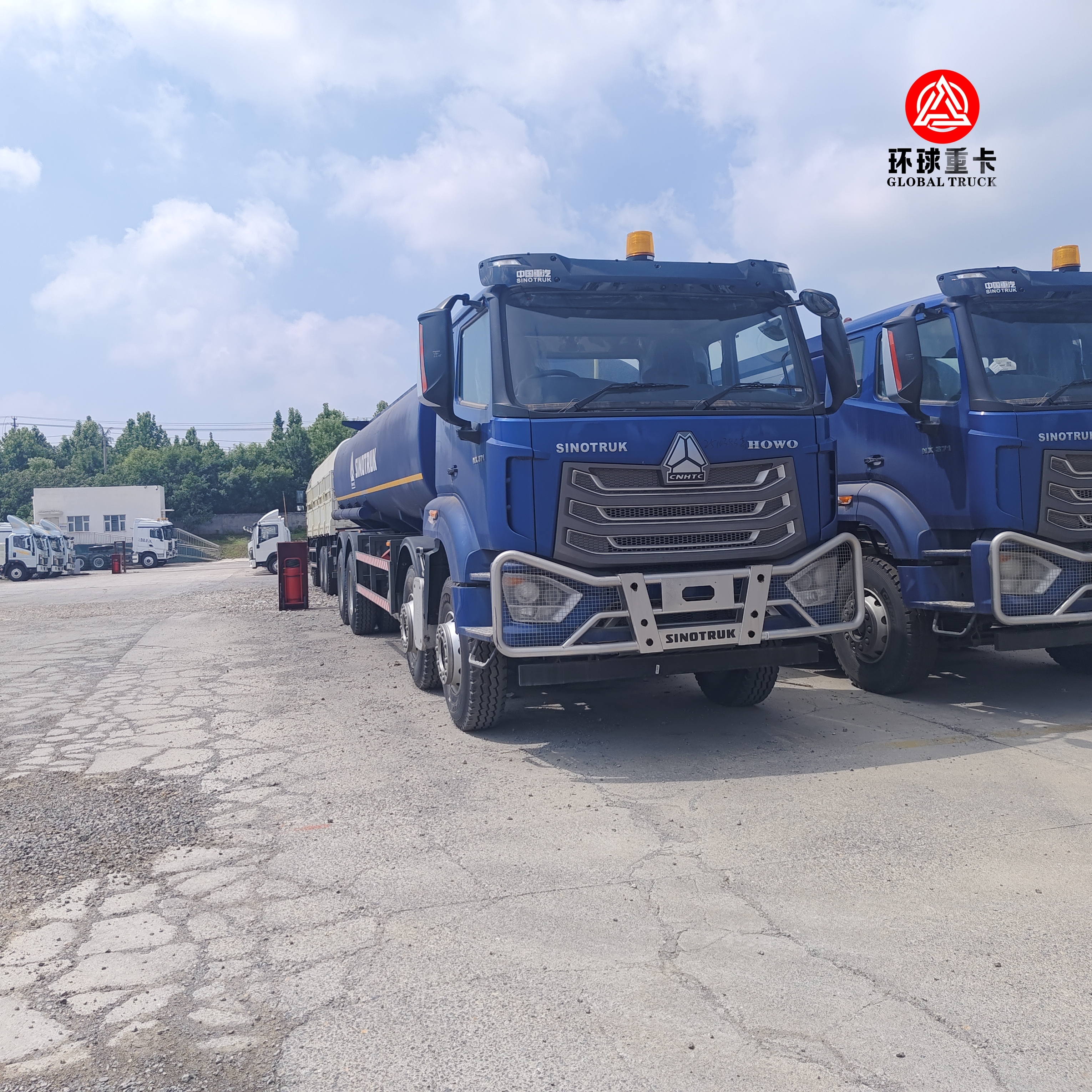 하우 NX 8x4 30000L 연료 탱커 트럭 나이지리아 시장에 대한 무거운 직무 디젤 보우저 트럭